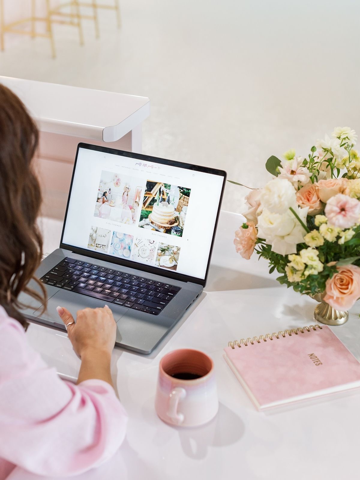 Mujer emprendedora trabajando en su negocio digital desde casa